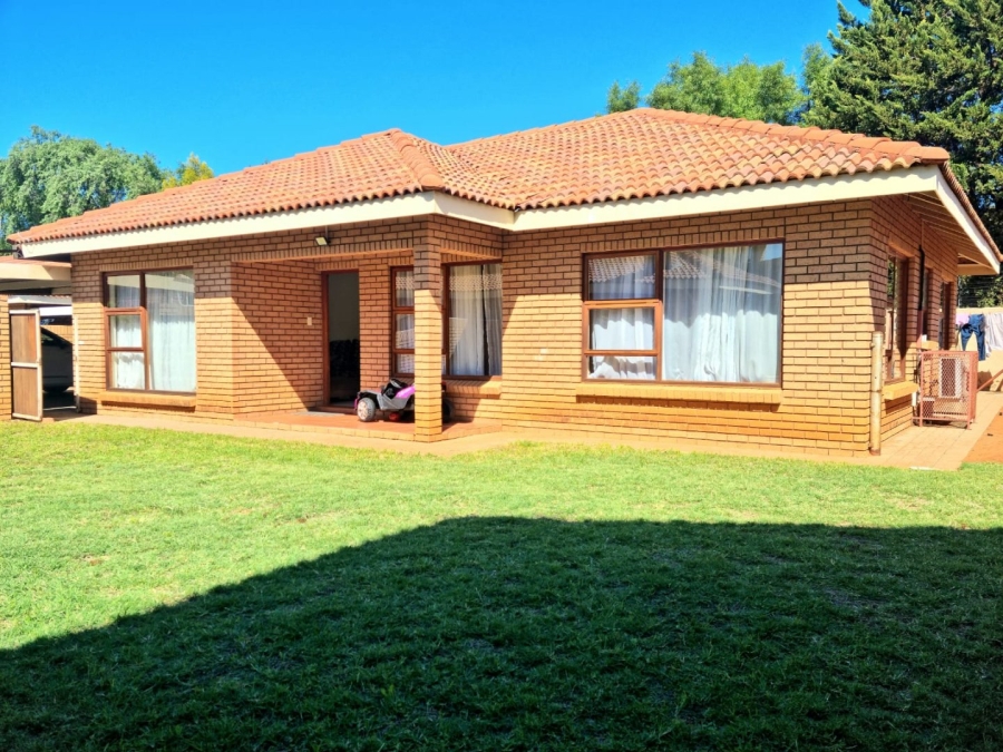 4 Bedroom Property for Sale in Roylglen Gardens Northern Cape